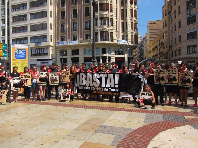 Activistas de AnimaNaturalis sacando "tarjeta roja al maltrato animal"