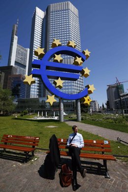 Imagen de un hombre sentado en un banco fuera de la sede del BCE