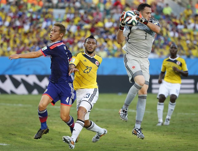 Colombia's Ospina makes a save next to Valdes and Japan's Honda during their 201