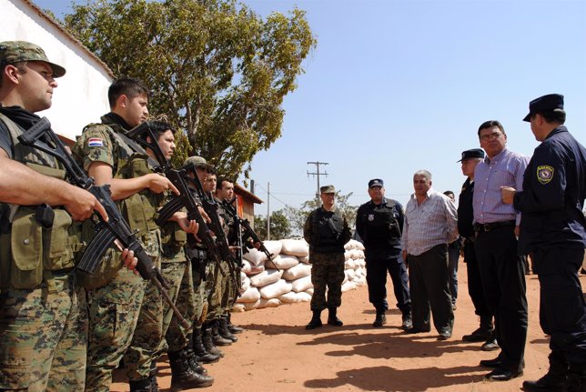Paraguay's Interior Minister Francisco Jose de Vargas talks with police and army