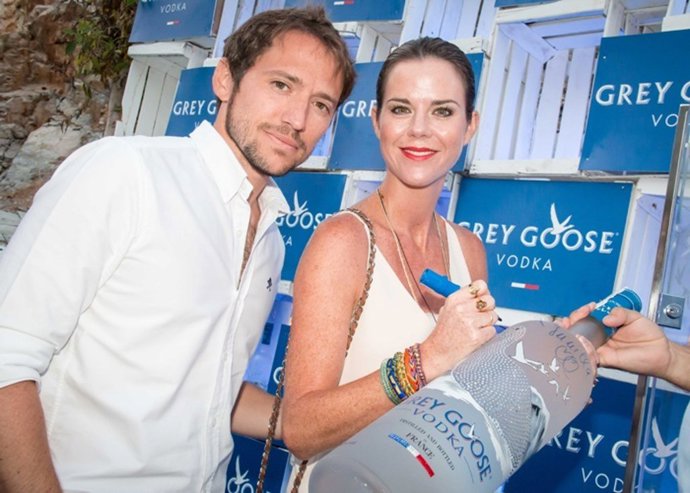 Numerosos rostros conocidos firman la botella solidaria del Starlite Festival