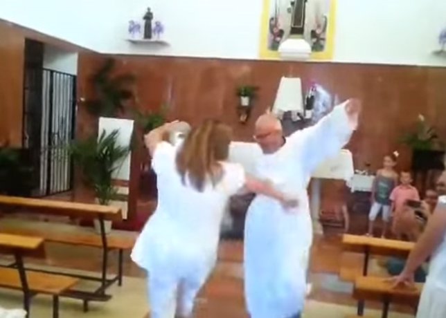 Cura ameniza misas bailando sevillanas