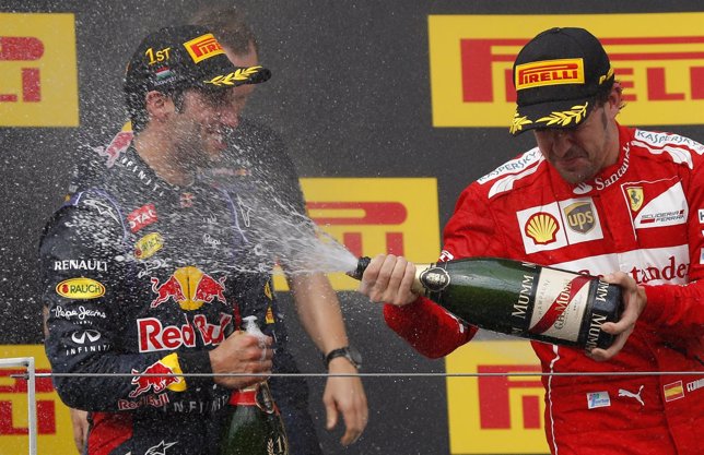 Alonso celebra su segundo puesto con Ricciardo