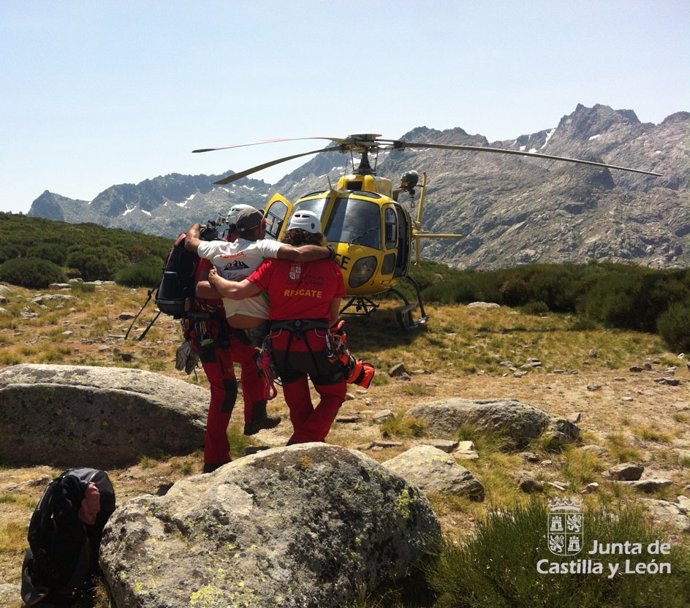 Rescatado un montañero herido en el Alto de Barrerones (Gredos)