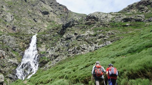 Excursionistas en el Parc Natural de l'Alt Pirineu                 