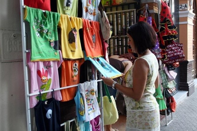 Turista en tienda de souvenirs