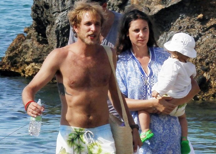 Andrea Casiragui playa con el niño