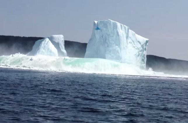 Ola de hielo provocada por un iceberg