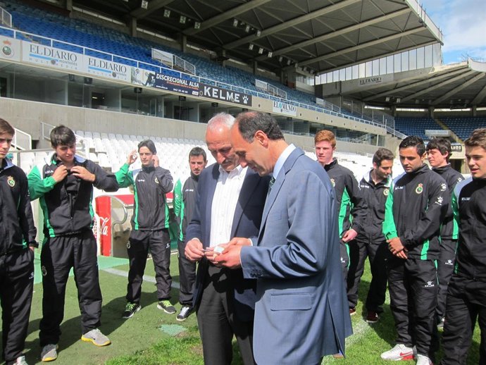 El presidente de Cantabria, Ignacio Diego, colabora con el Racing 