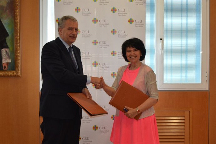 La presidenta de ASEBIO con el rector de la Universidad  CEU San Pablo