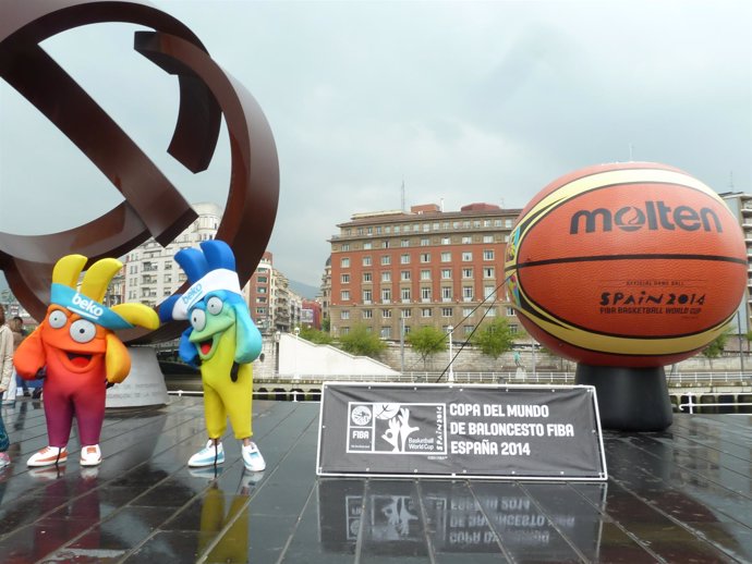 Las mascotas y la réplica del balón del mundial frente al Ayuntamiento.
