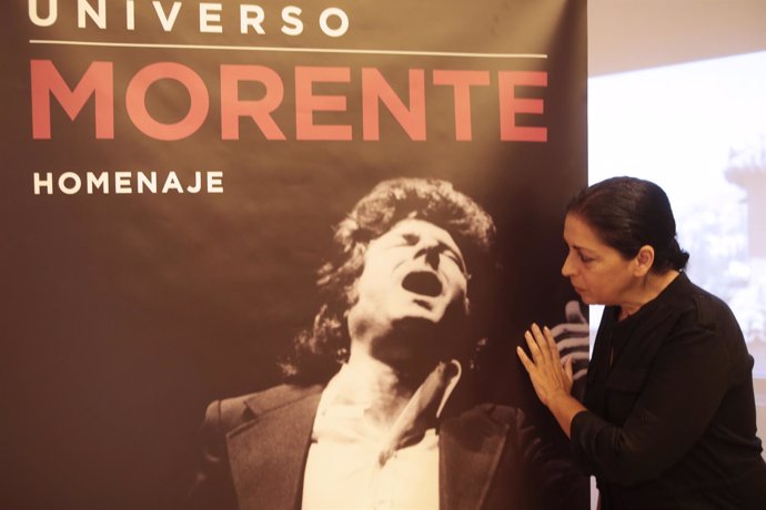 Aurora Carbonell, viuda de Morente, con cartel de 'Universo Morente'