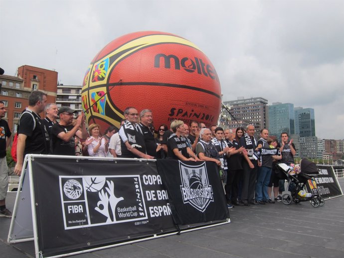Aficionados del Bilbao Basket frente al Ayuntamiento de Bilbao