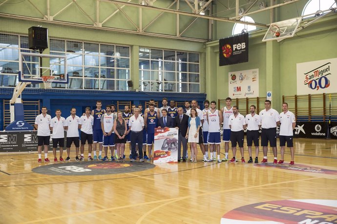 Ignacio González y Lucía Fígar visitaron a la selección española de basket