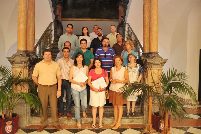 Ceballos y Botella (en la 1ª fila) con los firmantes de los convenios