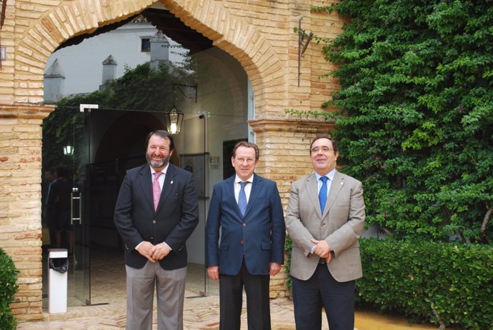 De Llera, junto al rector de la UPO y el alcalde de Carmona