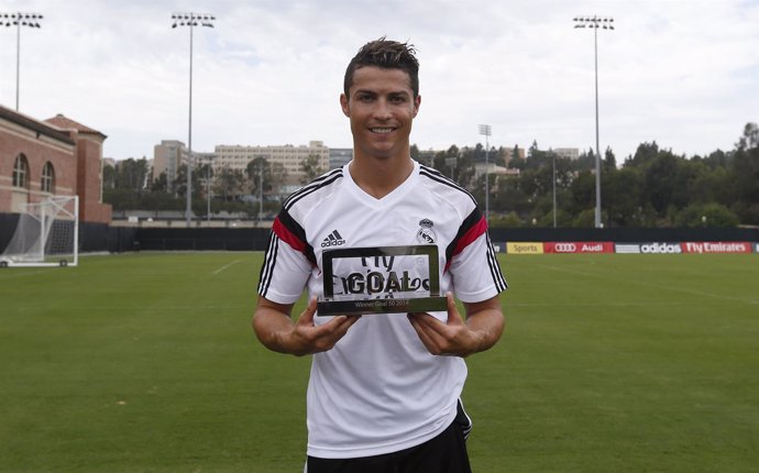 Cristiano Ronaldo recibe el premio 'Goal 50 2014'