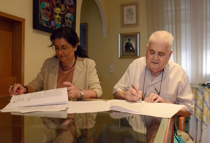 Ayuntamiento de Rubí, firma del convenio entre la alcaldesa y el coreógrafo. 