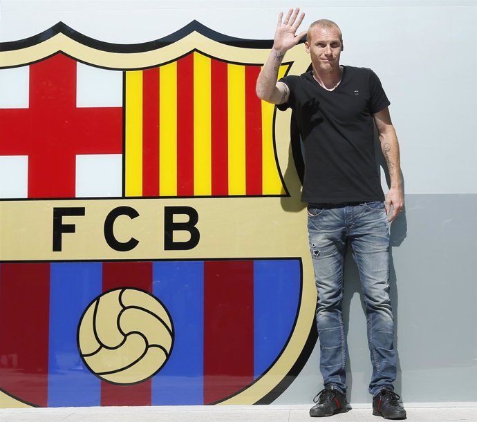 Jérémy Mathieu posa con el escudo del Barça