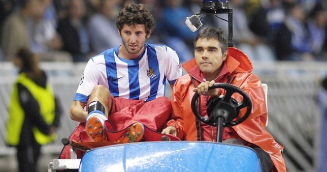 Esteban Granero se retira del campo en el momento de su lesión