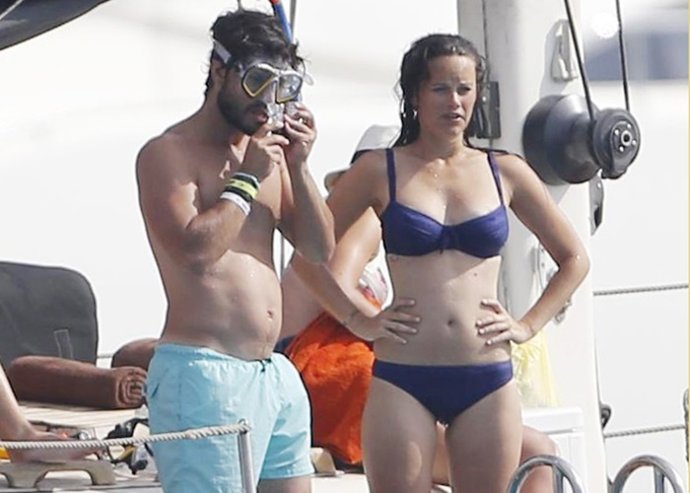Carlos de suecia con su novia en alta mar