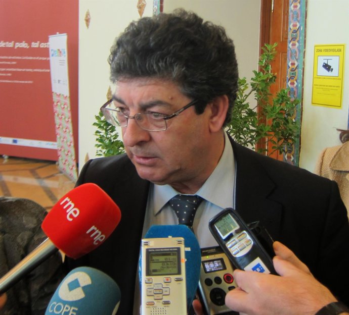 Diego Valderas, ante los medios