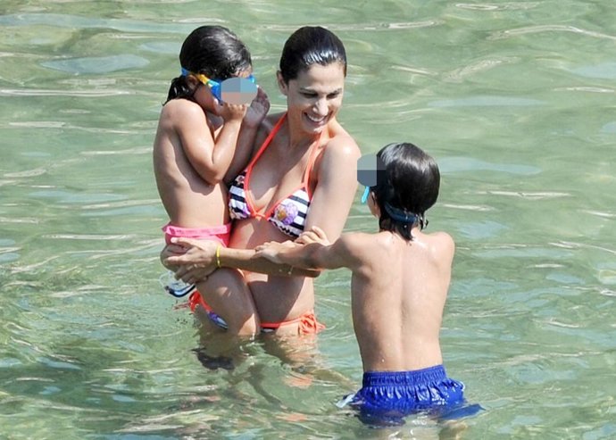 Tony Acosta con sus hijos playa y Natalia Figueroa