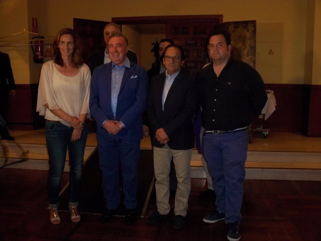 Comerciantes de León junto a los parlamentarios Luis Aznar y Miguélez