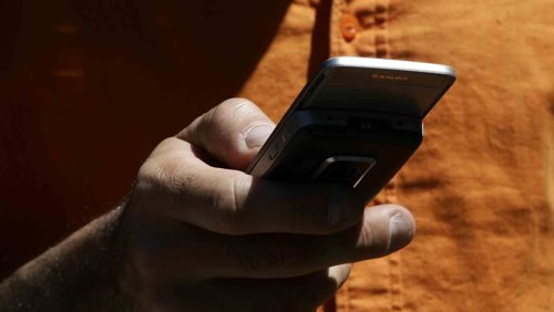 Mandando Un Mensaje De Texto Con El Teléfono Móvil