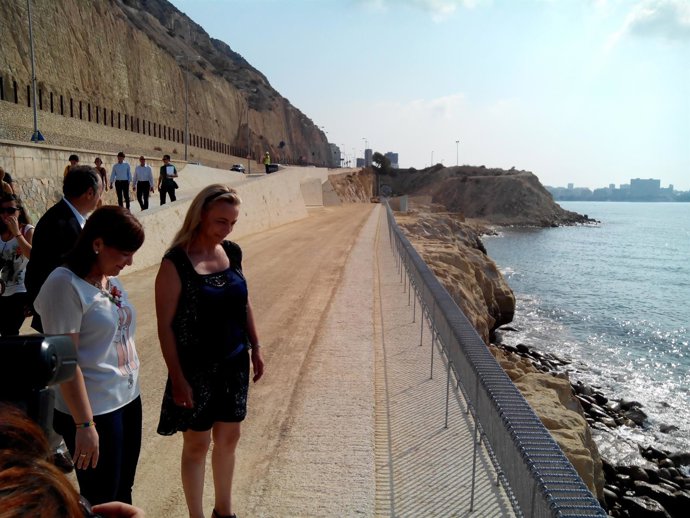 Bonig, de blanco, junto a la alcaldesa de Alicante, Sonia Castedo