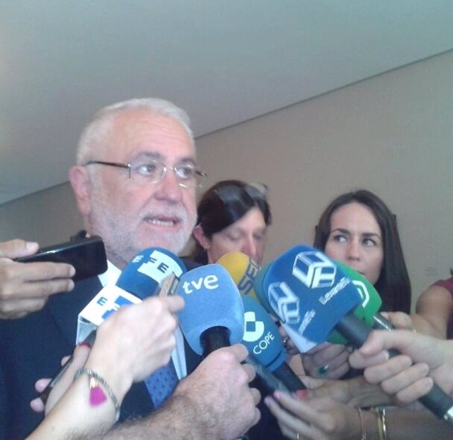 Juan Cotino atiende a los periodistas 