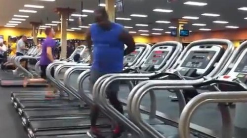 Hombre que baile sobre una cinta de correr