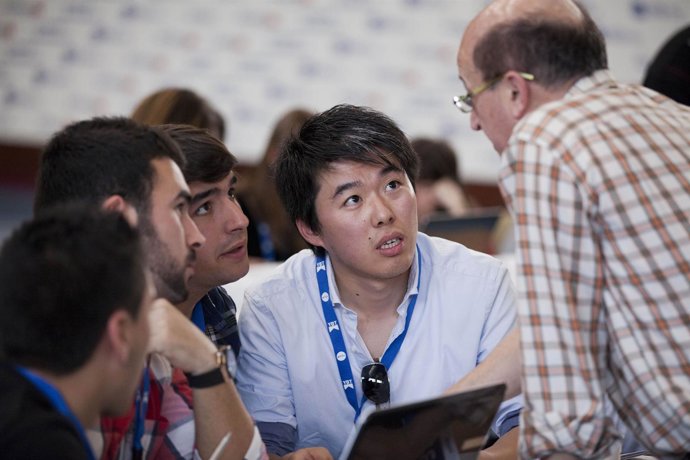 Un grupo de estudiantes compite en el concurso 'Young Business Talent'