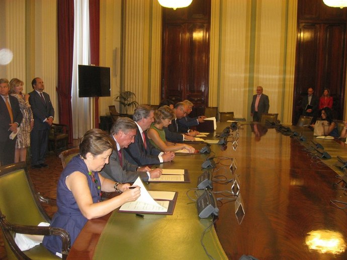 García Tejerina firma convenio con gastronomía 