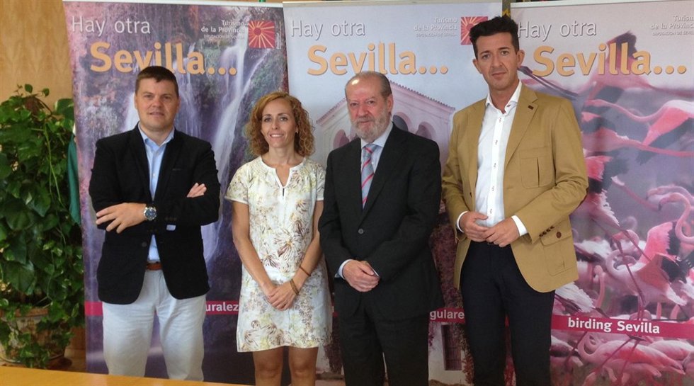 En el centro, presidente de Diputación de Sevilla, Fernando Rodríguez Villalobos