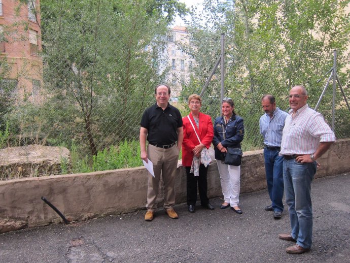 Miembros del PSOE, junto a los restos de la muralla medieval de Logroño
