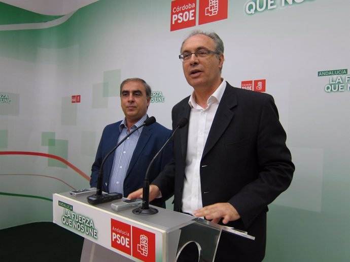 Durán (dcha.) junto a Martínez Olmos en la sede del PSOE en Córdoba