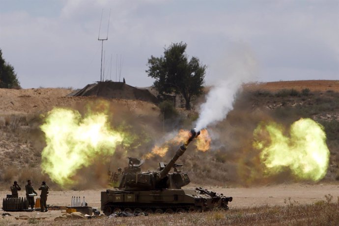 Un tanque dispara en Gaza