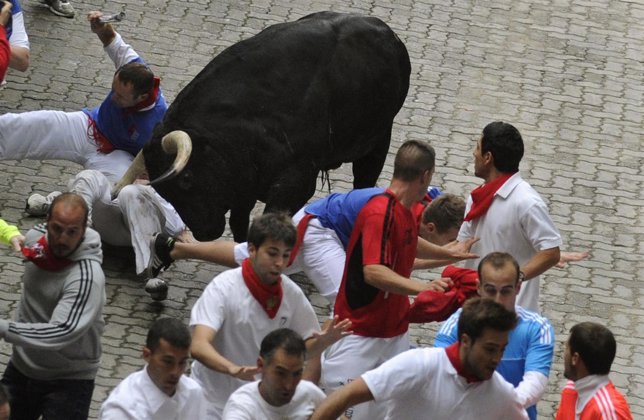 Un toro suelto en el tercer encierro de San Fermín