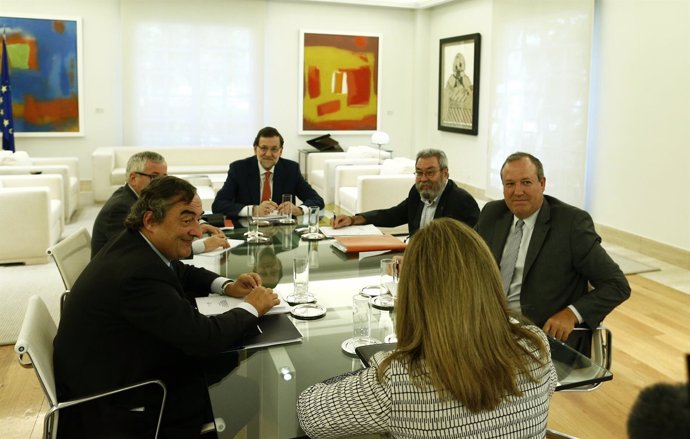 Mariano Rajoy con los agentes sociales en La Moncloa