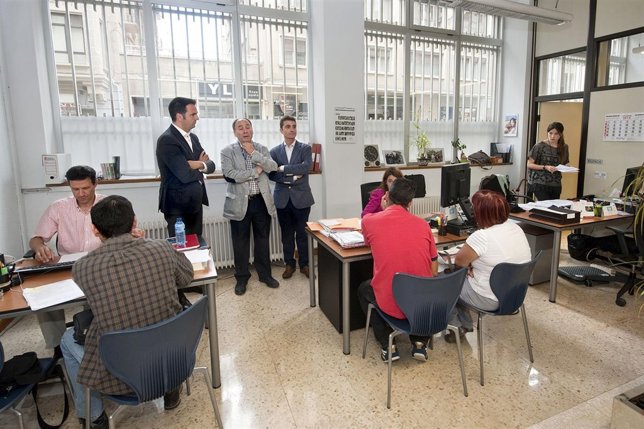 Alli, César López y Mariano Oto, en las nuevas oficinas de Consumo.