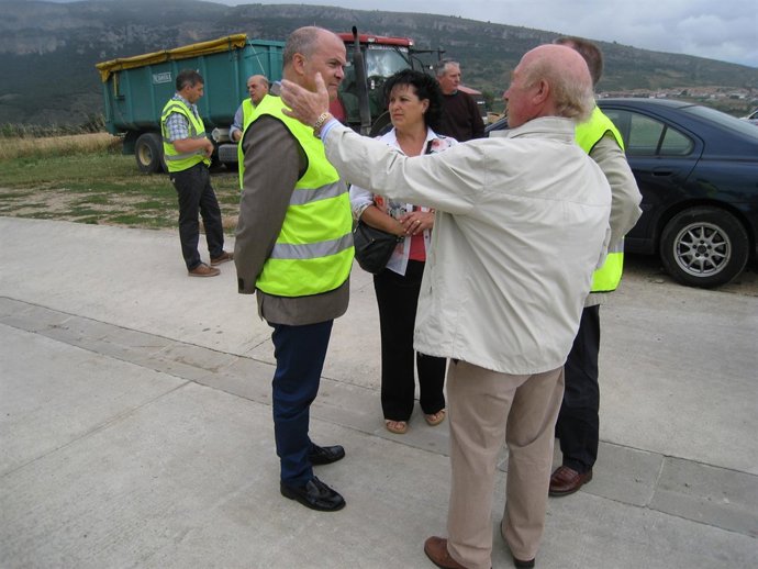 Zarraluqui con la alcaldesa de Zabalza, Ignacio Nagore y Emilio Izu. 