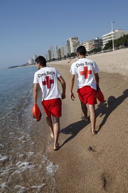 Socorristas De Cruz Roja En Una Playa