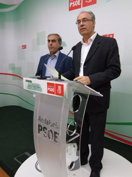 Durán (dcha.) con Martínez Olmos en la sede del PSOE de Córdoba