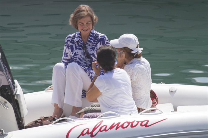 La Reina Sofía y la Infanta Elena de compras en el mercadillo de Artá 