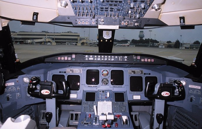 Control de los mandos de un avión