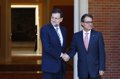 Rajoy recibe a Mas en la puerta de La Moncloa, sin descender los escalones de entrada como hizo con Sánchez