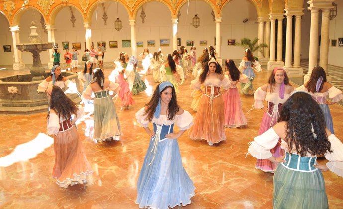 La 'jota de las mozas' bailada en el Palacio de la Merced