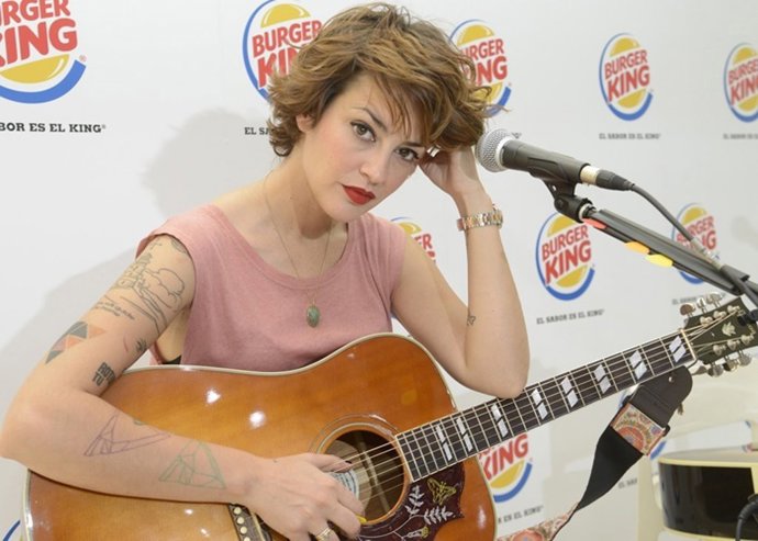 La cantante Vega sorprende con una actuación en directo en un Burguer King