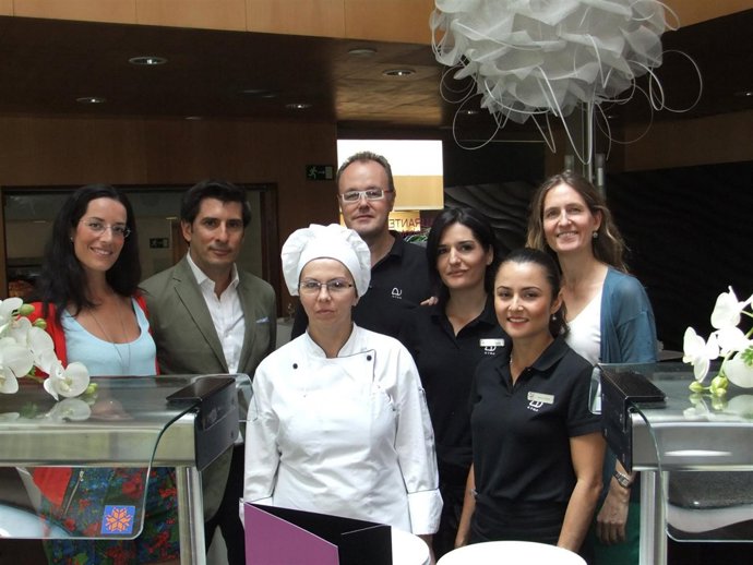 El director de RRHH de Ayre Hoteles con trabajadores de la Fundación Manantial